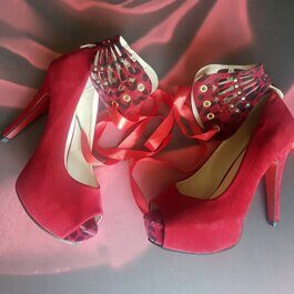 Красные туфли на шпильке